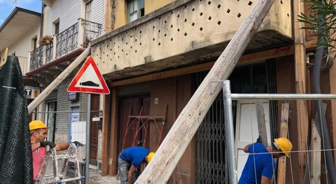 BROLO – INIZIATI I LAVORI DELLA MESSA IN SICUREZZA DELL’EDIFICIO PERICOLANTE SUL CORSO VITTORIO EMANUELE