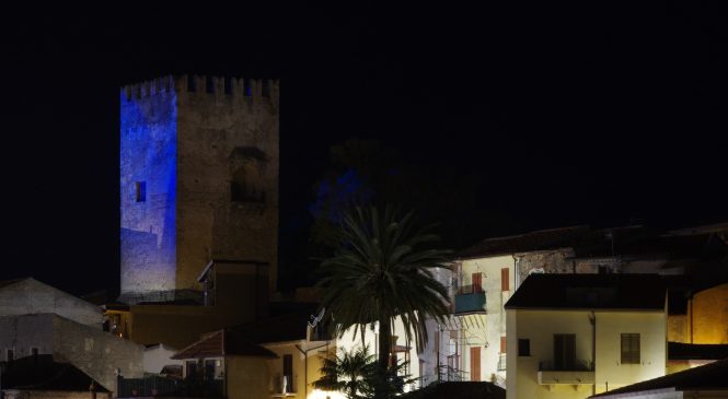 BROLO – SI TINGE DI BLU ED ILLUMINA LA SUA TORRE IN OCCASIONE DELLA “GIORNATA MONDIALE PER LA CONSAPEVOLEZZA  DELL’AUTISMO”